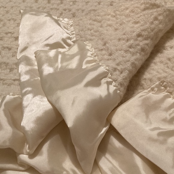 Vintage Royal Velvet Wool Blanket - Picture 3 of 6